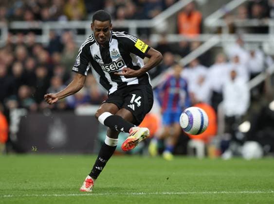 Newcastle Upon Tyne, England, 16th April 2025. Alexander Isak of Newcastle United shoots to score his teams fifth goal during the Premier League match between the Newcastle United and Crystal Palace at St. James Park, Newcastle Upon Tyne. Picture credit should read: Nigel Roddis Sportimage EDITORIAL USE ONLY. No use with unauthorised audio, video, data, fixture lists, club league logos or live services. Online in-match use limited to 120 images, no video emulation. No use in betting, games or single club league player publications. SPI_020_NR_NEWC_CRYS SPI-3843-0020