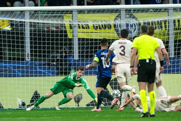 Jonas Urbig (FC Bayern Muenchen, 40) springt im Tor zum Ball, davor Lautaro Martinez (Inter Mailand, 10), Min-Jae Kim (FC Bayern Muenchen, 03), ITA, Inter Mailand vs FC Bayern Muenchen, Fussball, UEFA Champions League, Viertelfinale Rueckspiel, Saison 2024 2025, 16.04.2025 ITA, Inter Mailand vs FC Bayern Muenchen, Fussball, UEFA Champions League, Viertelfinale Rueckspiel, Saison 2024 2025, 16.04.2025 Milano Copyright: xEibner-Pressefoto Memmlerx EP_MMR