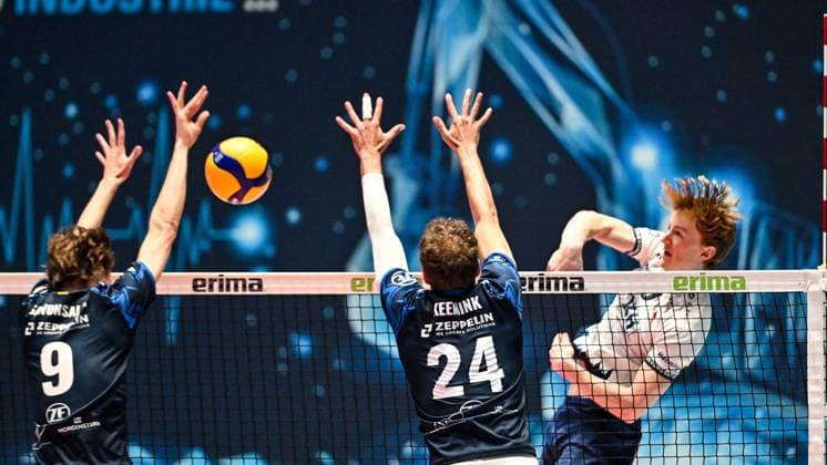 GER, VBL, VfB Friedrichshafen vs SVG Lüneburg 16.04.2025, Spacetech Arena, Friedrichshafen, GER, VBL, VfB Friedrichshafen vs SVG Lüneburg, im Bild Oskar Espeland (Lueneburg, 9) trifft Severi Savonsalmi (Friedrichshafen, 9) im Block mit Wessel Keemink (Friedrichshafen, 24)