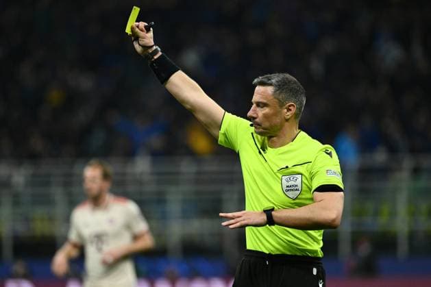 FC Internazionale Milano v FC Bayern Munchen - UEFA Champions League 2024 25 Quarter Final Second Leg Referee Slavko Vincic warns Kim Min-Jae of F.C. Bayern Munchen during the UEFA Champions League 2024 25 Quarter Final Second Leg match between FC Internazionale Milano and FC Bayern Munchen at San Siro Stadium in Milan, Italy, on April 16, 2025 Milan Italy  Copyright: xDomenicoxCippitellix originalFilename:cippitelli-fcintern250416_npGUZ.jpg
