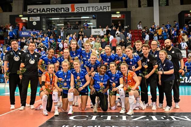 DVL Allianz MTV Stuttgart - Dresdner SC 16.04.2025 DVL, Volleyball, 1. Bundesliga, Damen, Saison 2024 25, Playoff, Halbfinale, Allianz MTV Stuttgart (in Blau), gegen Dresdner SC (in Weiß-Rot), Bronzemedaille in der Deutschen Meisterschaft. Copyright: xBEAUTIFULxSPORTS TomxBlochx