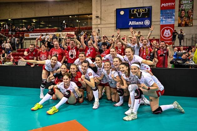 DVL Allianz MTV Stuttgart - Dresdner SC 16.04.2025 DVL, Volleyball, 1. Bundesliga, Damen, Saison 2024 25, Playoff, Halbfinale, Allianz MTV Stuttgart (in Blau), gegen Dresdner SC (in Weiß-Rot), Dresden jubelt über Finaleinzug, Copyright: xBEAUTIFULxSPORTS TomxBlochx