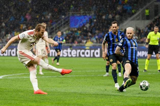 Sport Bilder des Tages Harry Kane (FC Bayern Muenchen, 9), Goal scored, erzielt das Tor zum 1:0, celebrate the goal, Federico Dimarco (Inter Mailand, 32) kommt zu spät. 16.04.2025, Fussball, UEFA Champions League, Viertelfinale Rueckspiel, Inter Mailand - Bayern Muenchen, ITA, Mailand, San Siro. Copyright: HMBxMedia xHeikoxBecker