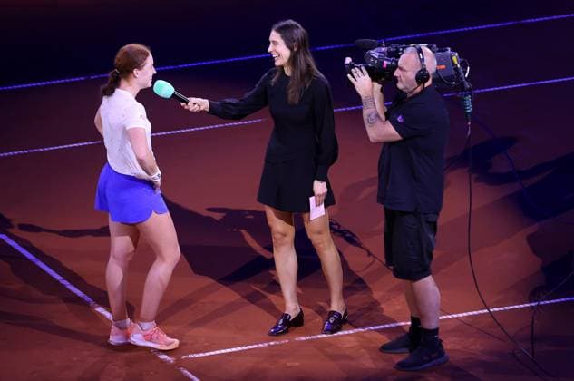 Stuttgart , Porsche Tennis Grand Prix , Ella Seidel (GER) im Interview mit Moderatorin Andrea Petkovic (GER)