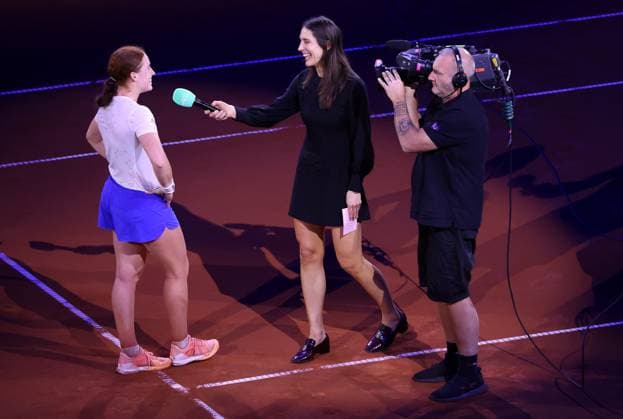 Stuttgart , Porsche Tennis Grand Prix , Ella Seidel (GER) im Interview mit Moderatorin Andrea Petkovic (GER)