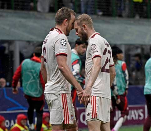 16.04.2025, Fussball UEFA Championsleague 2024 2025: Viertelfinale Rückspiel, Inter Mailand - FC Bayern München, im Giuseppe Meazza Stadion (Mailand), Torjubel von Harry Kane (FC Bayern München) und Konrad Laimer (FC Bayern München)