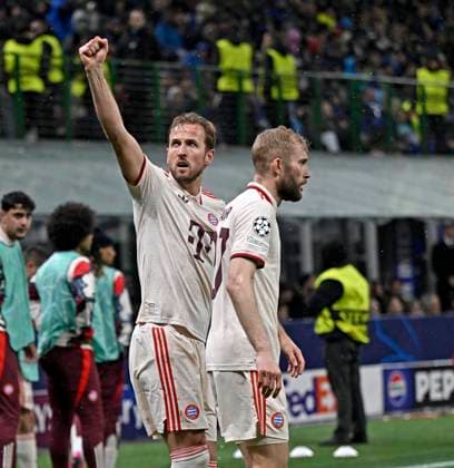 16.04.2025, Fussball UEFA Championsleague 2024 2025: Viertelfinale Rückspiel, Inter Mailand - FC Bayern München, im Giuseppe Meazza Stadion (Mailand), Torjubel von Harry Kane (FC Bayern München) und Konrad Laimer (FC Bayern München)