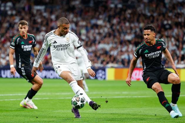 April 16, 2025, Madrid, Madrid, SPAIN: Kylian Mbappe of Real Madrid and William Saliba of Arsenal FC in action during the UEFA Champions League 2024 25 Quarter Final Second Leg match between Real Madrid C.F. and Arsenal FC at Santiago Bernabeu stadium on April 16, 2025, in Madrid, Spain. Madrid SPAIN - ZUMAa181 20250416_zaa_a181_104 Copyright: xDennisxAgyemanx