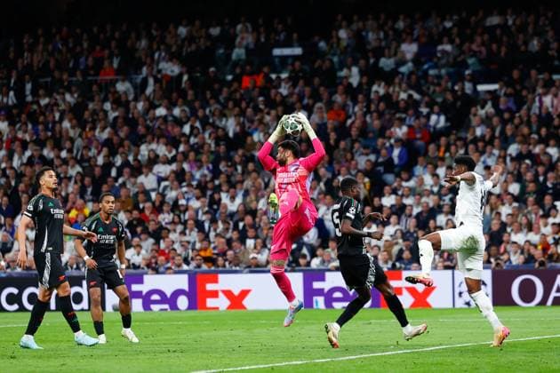 April 16, 2025, Madrid, Madrid, SPAIN: David Raya of Arsenal FC in action during the UEFA Champions League 2024 25 Quarter Final Second Leg match between Real Madrid C.F. and Arsenal FC at Santiago Bernabeu stadium on April 16, 2025, in Madrid, Spain. Madrid SPAIN - ZUMAa181 20250416_zaa_a181_107 Copyright: xDennisxAgyemanx