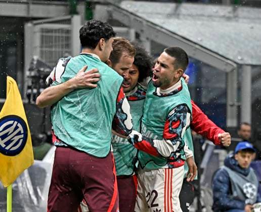16.04.2025, Fussball UEFA Championsleague 2024 2025: Viertelfinale Rückspiel, Inter Mailand - FC Bayern München, im Giuseppe Meazza Stadion (Mailand), Torjubel v.k. Aleksandar Pavlovic (Bayern München) , Harry Kane (FC Bayern München), Serge Gnabry (FC Bayern München) und Raphael Guerreiro (FC Bayern München)