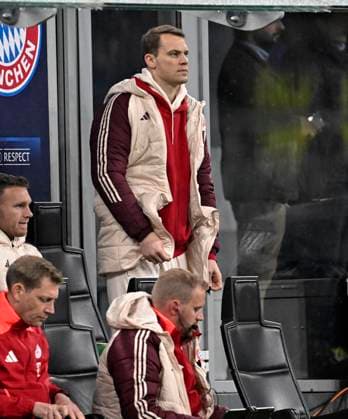 16.04.2025, Fussball UEFA Championsleague 2024 2025: Viertelfinale Rückspiel, Inter Mailand - FC Bayern München, im Giuseppe Meazza Stadion (Mailand), Torwart Manuel Neuer (FC Bayern München) sitzt bei der Mannschaft auf der Bank.