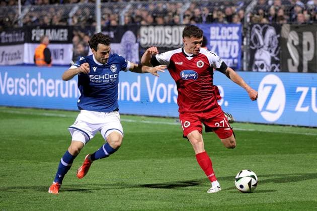 13.04.2025, xsscx, Fußball, Viktoria Köln - DSC Arminia Bielefeld, 3. Fußball Bundesliga, Sportpark Höhenberg, Saison 2024 2025: Felix Hagmann (Arminia Bielefeld 2) im Zweikampf gegen Niklas May (Viktoria Köln 37) DFB regulations prohibit any use of photographs as image sequences and or quasi-video. Nordrhein-Westfalen Deutschland
