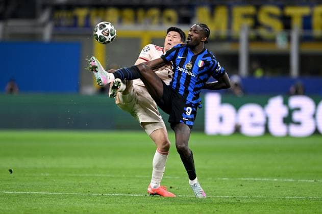 FUSSBALL CHAMPIONS LEAGUE SAISON 2024 2025 Viertelfinal Rueckspiel Inter Mailand - FC Bayern Muenchen 16.04.2025 Min-Jae Kim (li, FC Bayern Muenchen) gegen Marcus Thuram (re, Inter Mailand)