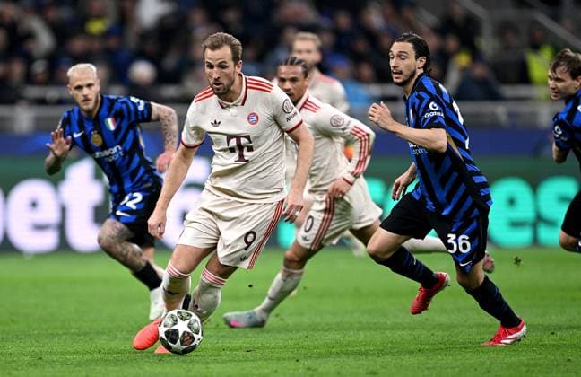 FUSSBALL CHAMPIONS LEAGUE SAISON 2024 2025 Viertelfinal Rueckspiel Inter Mailand - FC Bayern Muenchen 16.04.2025 Harry Kane (li, FC Bayern Muenchen) gegen Matteo Darmian (re, Inter Mailand)