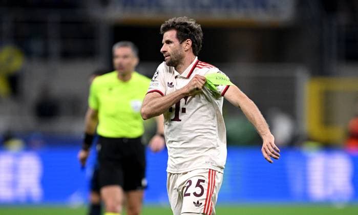 FUSSBALL CHAMPIONS LEAGUE SAISON 2024 2025 Viertelfinal Rueckspiel Inter Mailand - FC Bayern Muenchen 16.04.2025 Thomas Mueller (FC Bayern Muenchen) zieht sich die Kapitaens Binde wieder hoch, zurecht