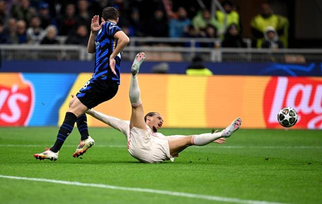 FUSSBALL CHAMPIONS LEAGUE SAISON 2024 2025 Viertelfinal Rueckspiel Inter Mailand - FC Bayern Muenchen 16.04.2025 Benjamin Pavard (li, Inter Mailand) gegen Leroy Sane (re, FC Bayern Muenchen)