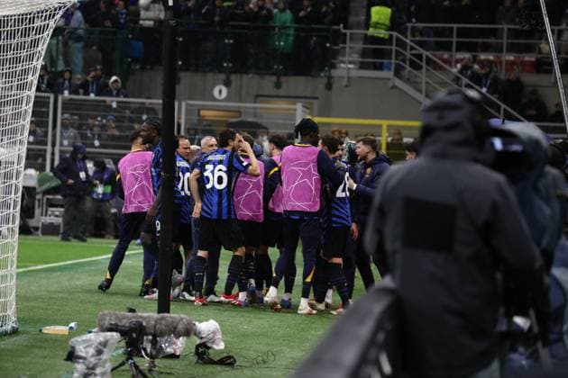 April 16, 2025, Milan, Lombardy, Italy: LAUTARO MARTINEZ of Inter scores the equalizer in the UEFA 2024 25 Quarter-Final second leg game between FC INTER and BAYERN MUNICH at the San Siro stadium in Milan, Italy Milan Italy - ZUMAc179 20250416_zep_c179_032 Copyright: xMickaelxChavetx