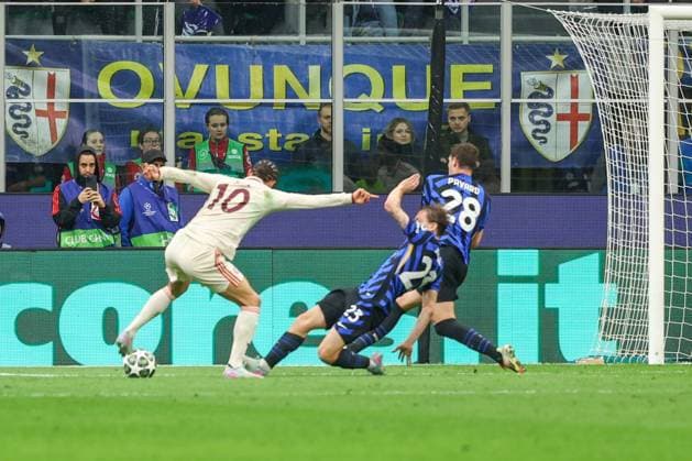 Leroy Sane (FC Bayern Muuenchen), Nicolo Barella 23 (Inter Mailand) und Benjamin Pavard 28 (Inter Mailand) v-l im Zweikampf, Inter Mailand vs. FC Bayern Muenchen, Fussball, Champions League, Viertelfinale, Rueckspiel, 16.04.2025