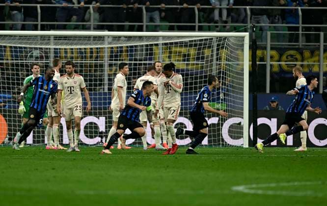 16.04.2025, Fussball UEFA Championsleague 2024 2025: Viertelfinale Rückspiel, Inter Mailand - FC Bayern München, im Giuseppe Meazza Stadion (Mailand),die Mailänder Jubeln während die Bayern Spieler den Kopf hängen lassen