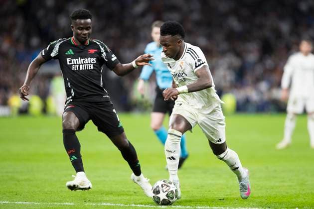 UEFA champions league - Real Madrid vs Arsenal MADRID, SPAIN - April 16: Vinicius jr of Real Madrid and Bukayo Saka of Arsenal in action during the UEFA Champions League 2024 25 Quarter Final second Leg match between Real Madrid and Arsenal at Santiago Bernabeu Stadium. (Photo by Guillermo Martinez) Madrid Santiago Bernabeu Stadium Spain Copyright: xGuillermoxMartinezx
