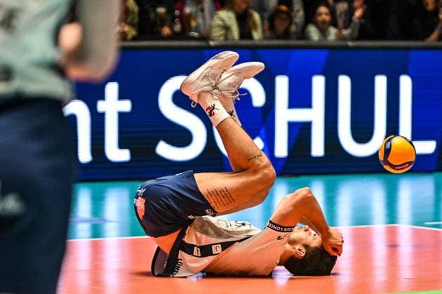 GER, VBL, VfB Friedrichshafen vs SVG Lüneburg 16.04.2025, Spacetech Arena, Friedrichshafen, GER, VBL, VfB Friedrichshafen vs SVG Lüneburg, im Bild Xander Ketrzynski (Lueneburg, 11) liegt nach einer misglueckten Abwehraktion auf dem Ruecken nordphotoxGmbHx xHafner nph00200