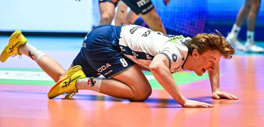 GER, VBL, VfB Friedrichshafen vs SVG Lüneburg 16.04.2025, Spacetech Arena, Friedrichshafen, GER, VBL, VfB Friedrichshafen vs SVG Lüneburg, im Bild Oskar Espeland (Lueneburg, 9)