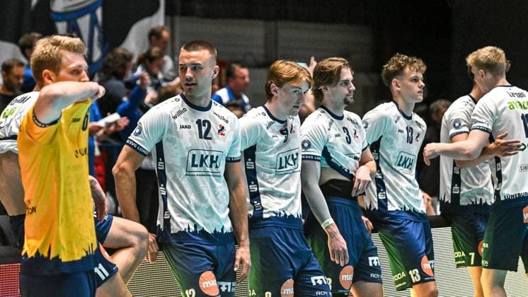 GER, VBL, VfB Friedrichshafen vs SVG Lüneburg 16.04.2025, Spacetech Arena, Friedrichshafen, GER, VBL, VfB Friedrichshafen vs SVG Lüneburg, im Bild Enttaeuschung nach Spielende, Gage Worsley (Lueneburg, 6), Cole Ketrzynki (Lueneburg, 12), Oskar Espeland (Lueneburg, 9), Michael Wright (Lueneburg, 3), Neo Laumann (Lueneburg, 13)