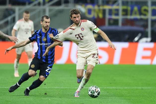 Henrikh Mkhiataryan 22 (Inter Mailand) und Thomas Mueller (FC Bayern Muenchen) v-l im Zweikampf, Inter Mailand vs. FC Bayern Muenchen, Fussball, Champions League, Viertelfinale, Rueckspiel, 16.04.2025