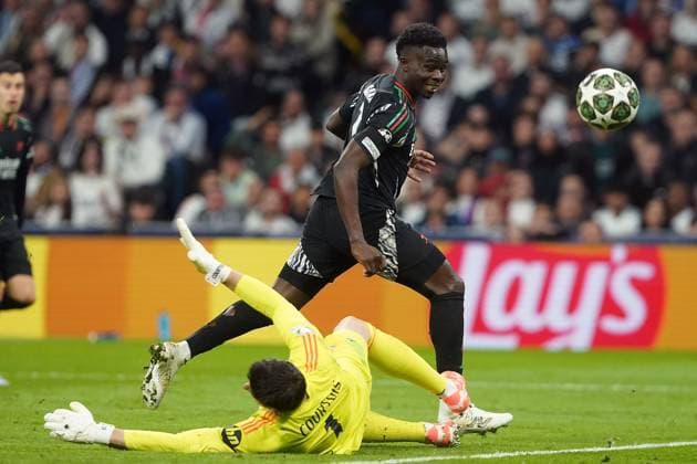 Real Madrid CF s Thibaut Courtois (l) and Arsenal FC s Bukayo Saka during Champions League 2024 2025 Round of 8 2nd leg match. April 16,2025. (202504161204)