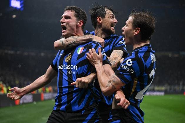 CALCIO - UEFA Champions League - Inter - FC Internazionale vs Bayern Munich Benjamin Pavard of Fc Inter celebrating after a goal during the UEFA Champions League quarter finals second leg match between Inter FC Internazionale and FC Bayern Monaco, on Avril 16th, 2025, at Giuseppe Meazza San Siro Siro stadium in Milan, Italy Credit: Tiziano Ballabio Milan Italy  Copyright: xIPAxSport ABACAx