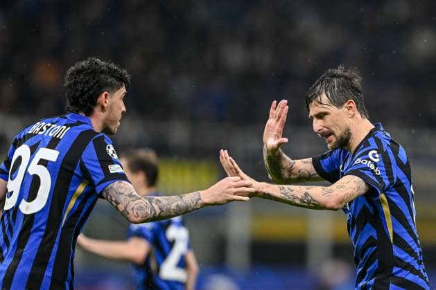 Alessandro Bastoni (FC Internazionale Milano) und Francesco Acerbi (FC Internazionale Milano) gestures during the UEFA Champions League 2024 25 Quarter Final Second Leg match between FC Internazionale Milano and FC Bayern München at San Siro on April 16, 2025 in Milan, Italy. (Photo by Harry Langer DeFodi Images)
