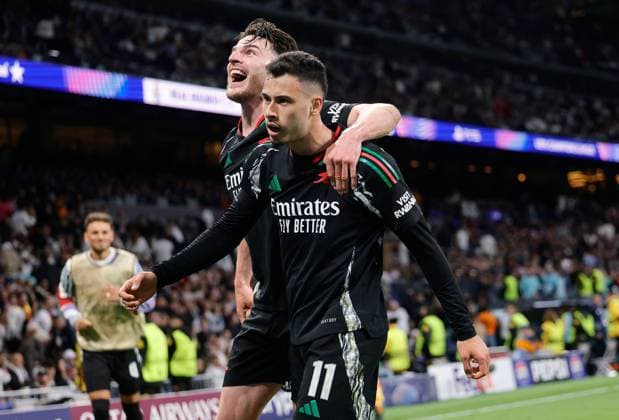Gabriel Martinelli of Arsenal celebrates scoring a goal to make the score 1-2 with Declan Rice Real Madrid v Arsenal, UEFA Champions League, Quarter-Finals, 2nd Leg, Football, Santiago Bernabu Stadium, Madrid, Spain - 16 Apr 2025 EDITORIAL USE ONLY No use with unauthorised audio, video, data, fixture lists, club league logos or live services. Online in-match use limited to 120 images, no video emulation. No use in betting, games or single club league player publications.  Copyright: xRubenxAlbarran Shutterstockx 15253938dj
