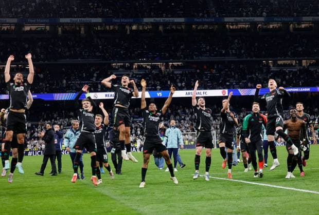 Sport Bilder des Tages Arsenal players celebrate at full time Real Madrid v Arsenal, UEFA Champions League, Quarter-Finals, 2nd Leg, Football, Santiago Bernabu Stadium, Madrid, Spain - 16 Apr 2025 EDITORIAL USE ONLY No use with unauthorised audio, video, data, fixture lists, club league logos or live services. Online in-match use limited to 120 images, no video emulation. No use in betting, games or single club league player publications.  Copyright: xRubenxAlbarran Shutterstockx 15253938ec