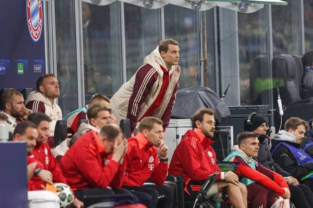 Enttaeuschung bei Torwart Manuel Neuer (FC Bayern Muenchen) und den Ersatzspielern, Inter Mailand vs. FC Bayern Muenchen, Fussball, Champions League, Viertelfinale, Rueckspiel, 16.04.2025