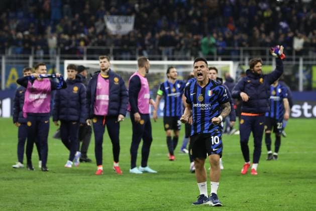 April 16, 2025, Milan, Lombardy, Italy: Led by captain LAUTARO MARTINEZ, all the players of INTER celebrate advancing to the UEFA 2024 25 semi-finals after their 2:2 draw in the Quarter-Final second leg game between FC INTER and BAYERN MUNICH at the San Siro stadium in Milan, Italy Milan Italy - ZUMAc179 20250416_zep_c179_042 Copyright: xMickaelxChavetx