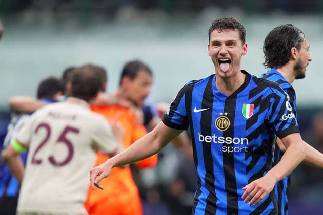 Sport Bilder des Tages Inter Milan s Benjamin Pavard celebrates winning the match during the Uefa Champions League soccer match between Inter and Bayern Munich at San Siro Stadium in Milan , North Italy - , Wednesday April 16, 2025 . - Soccer  Copyright: xSpada LaPressex