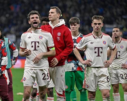 16.04.2025, Fussball UEFA Championsleague 2024 2025: Viertelfinale Rückspiel, Inter Mailand - FC Bayern München, im Giuseppe Meazza Stadion (Mailand), Torwart Manuel Neuer (FC Bayern München) tröstet Thomas Müller (FC Bayern München)