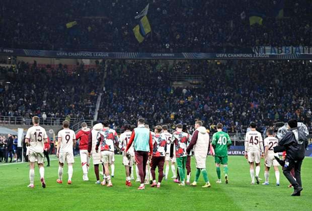 16.04.2025, Fussball UEFA Championsleague 2024 2025: Viertelfinale Rückspiel, Inter Mailand - FC Bayern München, im Giuseppe Meazza Stadion (Mailand), Trauriger Abgang der Bayern Spieler aus der Champions League
