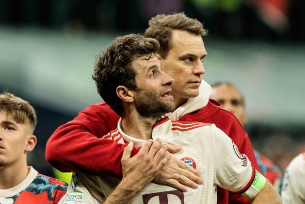 Sport Bilder des Tages UEFA Champions League Viertelfinale: Inter Mailand - FC Bayern München; 16.04.2025 Manuel Neuer (FC Bayern München, 1) umarmt Thomas Müller (FC Bayern München, 25) UEFA Champions League Viertelfinale Rückspiel: Inter Mailand - FC Bayern München, Mailand, San Siro am 16.04.2025 Copyright: xBEAUTIFULxSPORTS Wunderlx