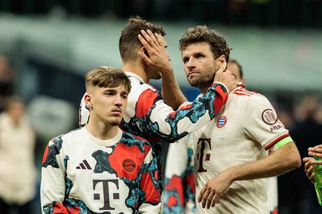 UEFA Champions League Viertelfinale: Inter Mailand - FC Bayern München; 16.04.2025 Leon Goretzka (FC Bayern München, 8) will Thomas Müller (FC Bayern München, 25) umarmen, der ihn wegschiebt UEFA Champions League Viertelfinale Rückspiel: Inter Mailand - FC Bayern München, Mailand, San Siro am 16.04.2025 Copyright: xBEAUTIFULxSPORTS Wunderlx