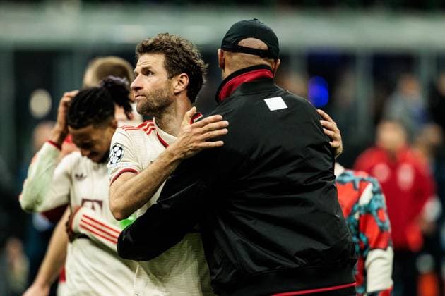UEFA Champions League Viertelfinale: Inter Mailand - FC Bayern München; 16.04.2025 Thomas Müller (FC Bayern München, 25) wird von Vincent Kompany (Trainer FC Bayern München) umarmt UEFA Champions League Viertelfinale Rückspiel: Inter Mailand - FC Bayern München, Mailand, San Siro am 16.04.2025 Copyright: xBEAUTIFULxSPORTS Wunderlx