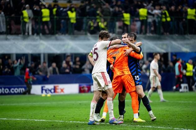 Thomas Mueller (FC Bayern Muenchen, 25) ist enttauescht ueber das 2:2 Unentschieden und Ausscheiden aus der Champions League, dahinter Yann Sommer (Inter Mailand, 01), Francesco Acerbi (Inter Mailand, 15) jubeln ueber den Sieg, ITA, Inter Mailand vs FC Bayern Muenchen, Fussball, UEFA Champions League, Viertelfinale Rueckspiel, Saison 2024 2025, 16.04.2025 ITA, Inter Mailand vs FC Bayern Muenchen, Fussball, UEFA Champions League, Viertelfinale Rueckspiel, Saison 2024 2025, 16.04.2025 Milano Copyright: xEibner-Pressefoto Memmlerx EP_MMR