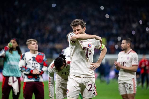 Thomas Mueller (FC Bayern Muenchen, 25) und Team ist enttauescht ueber das 2:2 Unentschieden und Ausscheiden aus der Champions League und bedankt sich bei den mitgereisten Fans, ITA, Inter Mailand vs FC Bayern Muenchen, Fussball, UEFA Champions League, Viertelfinale Rueckspiel, Saison 2024 2025, 16.04.2025 ITA, Inter Mailand vs FC Bayern Muenchen, Fussball, UEFA Champions League, Viertelfinale Rueckspiel, Saison 2024 2025, 16.04.2025 Milano Copyright: xEibner-Pressefoto Memmlerx EP_MMR