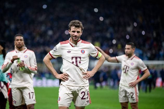 Thomas Mueller (FC Bayern Muenchen, 25) und Team ist enttauescht ueber das 2:2 Unentschieden und Ausscheiden aus der Champions League und bedankt sich bei den mitgereisten Fans, ITA, Inter Mailand vs FC Bayern Muenchen, Fussball, UEFA Champions League, Viertelfinale Rueckspiel, Saison 2024 2025, 16.04.2025 ITA, Inter Mailand vs FC Bayern Muenchen, Fussball, UEFA Champions League, Viertelfinale Rueckspiel, Saison 2024 2025, 16.04.2025 Milano Copyright: xEibner-Pressefoto Memmlerx EP_MMR