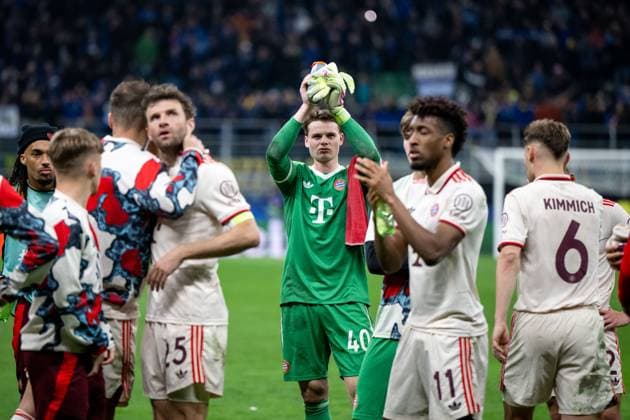 Jonas Urbig (FC Bayern Muenchen, 40) und Team um Thomas Mueller (FC Bayern Muenchen, 25), Kingsley Coman (FC Bayern Muenchen, 11), Joshua Kimmich (FC Bayern Muenchen, 06) ist enttauescht ueber das 2:2 Unentschieden und Ausscheiden aus der Champions League und bedankt sich bei den mitgereisten Fans, ITA, Inter Mailand vs FC Bayern Muenchen, Fussball, UEFA Champions League, Viertelfinale Rueckspiel, Saison 2024 2025, 16.04.2025 ITA, Inter Mailand vs FC Bayern Muenchen, Fussball, UEFA Champions League, Viertelfinale Rueckspiel, Saison 2024 2025, 16.04.2025 Milano Copyright: xEibner-Pressefoto Memmlerx EP_MMR