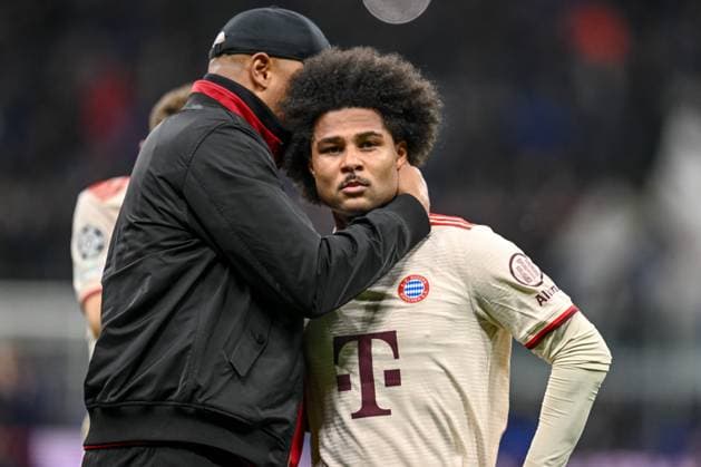Trainer Vincent Kompany (FC Bayern Muenchen) und Serge Gnabry (FC Bayern Muenchen) gestures during the UEFA Champions League 2024 25 Quarter Final Second Leg match between FC Internazionale Milano and FC Bayern München at San Siro on April 16, 2025 in Milan, Italy. (Photo by Harry Langer DeFodi Images)