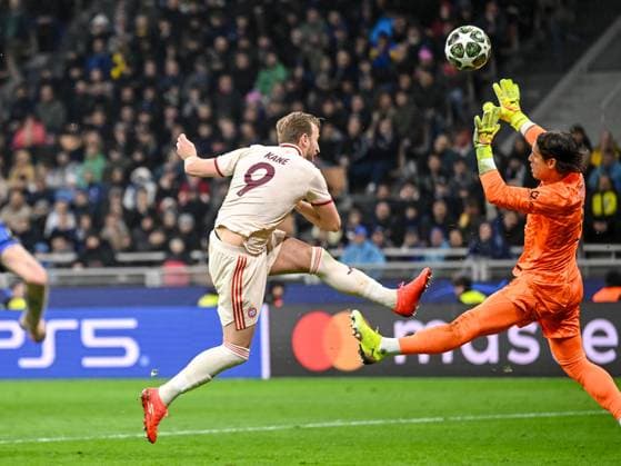 Harry Kane (FC Bayern Muenchen) und Torwart Yann Sommer (FC Internazionale Milano) battle for the ball during the UEFA Champions League 2024 25 Quarter Final Second Leg match between FC Internazionale Milano and FC Bayern München at San Siro on April 16, 2025 in Milan, Italy. (Photo by Harry Langer DeFodi Images)