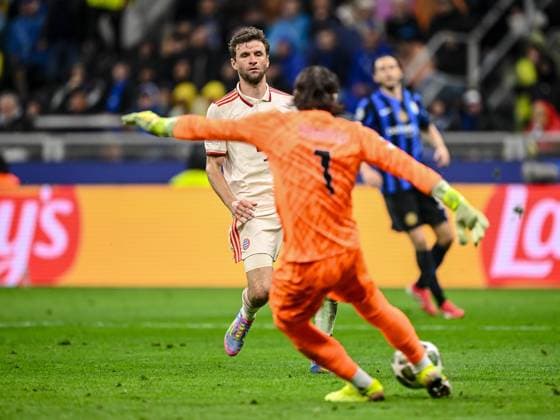 Thomas Mueller (FC Bayern Muenchen) und Torwart Yann Sommer (FC Internazionale Milano) battle for the ball during the UEFA Champions League 2024 25 Quarter Final Second Leg match between FC Internazionale Milano and FC Bayern München at San Siro on April 16, 2025 in Milan, Italy. (Photo by Harry Langer DeFodi Images)