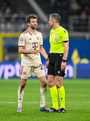 Thomas Mueller (FC Bayern Muenchen) und Schiedsrichter Slavko VinÄiÄ‡ gestures during the UEFA Champions League 2024 25 Quarter Final Second Leg match between FC Internazionale Milano and FC Bayern München at San Siro on April 16, 2025 in Milan, Italy. (Photo by Harry Langer DeFodi Images)