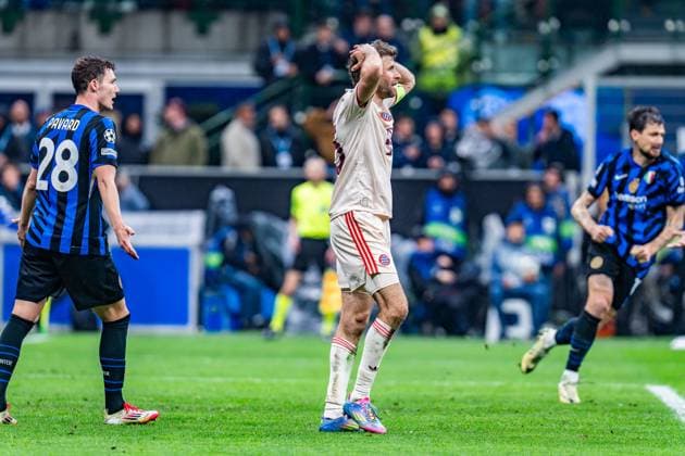 16.04.2025, Inter Mailand vs. FC Bayern München, UEFA Champions League, Viertelfinale-Rückspiel Thomas Müller (FC Bayern Muenchen, 25) unzufrieden unglücklich genervt sauer traurig Mimik Gestik hand auf dem Kopf Copyright: xBahhoxKarax